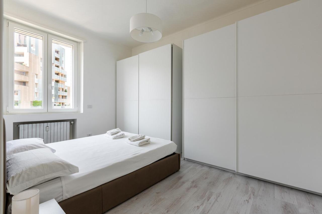 Garibaldi & Gae Aulenti Modern Apt With Private Parking! Милано Екстериор снимка